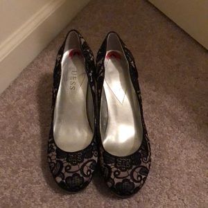 Guess pumps